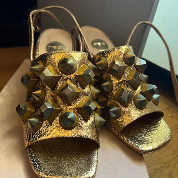 Funky sandals In gold